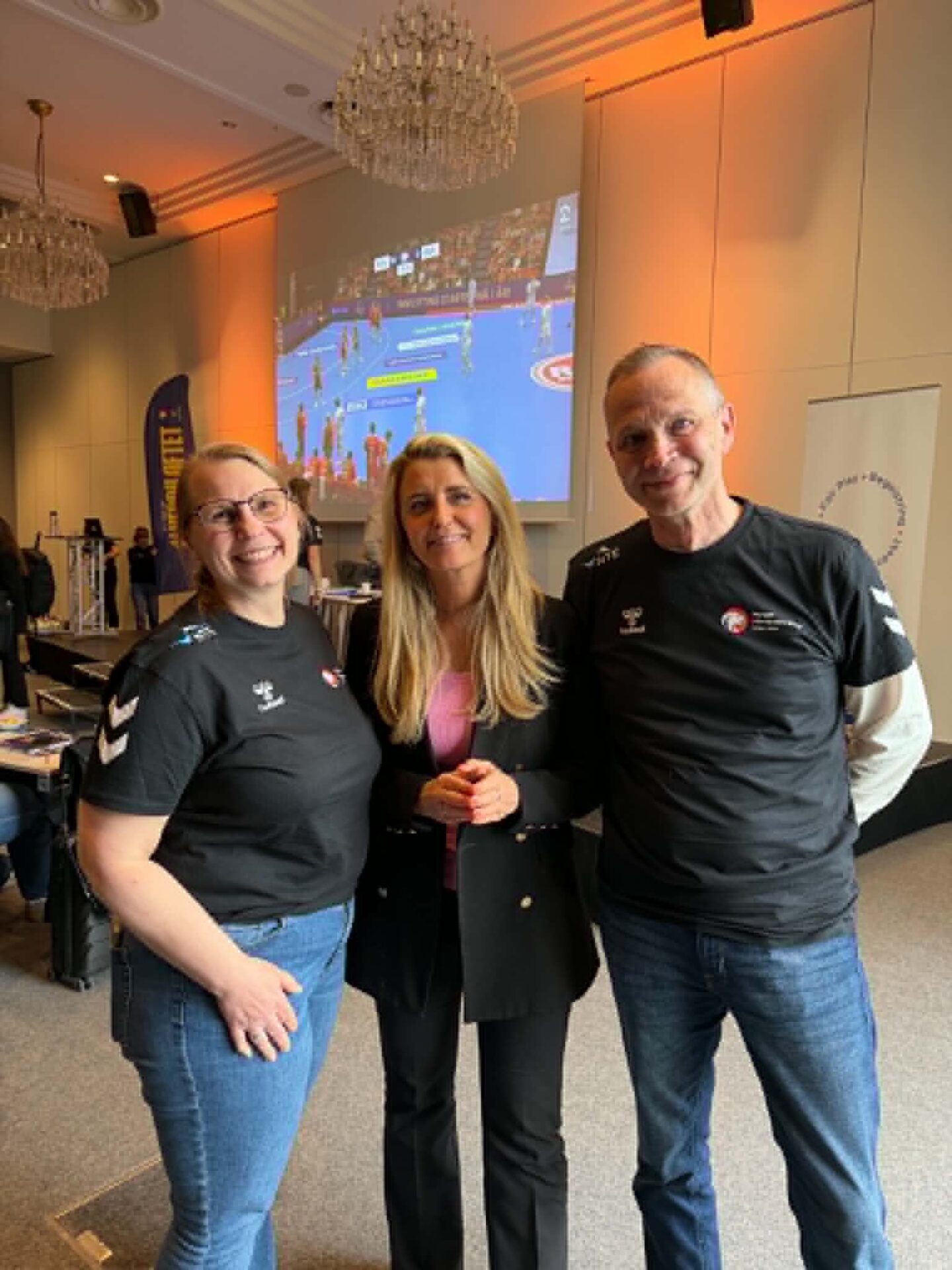 Lillann Solberg, Randi Gustad (håndballpresident) og Kurt Gulbrandsen